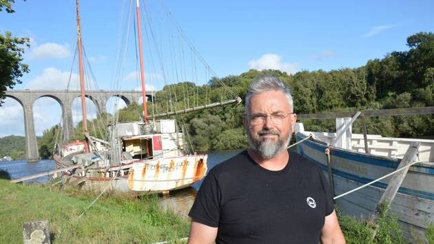 Tristan Botcazou, à Guilly Glaz, là où sont amarrées ses deux gabares la Fée de l’Aulne et l’Audiernais.