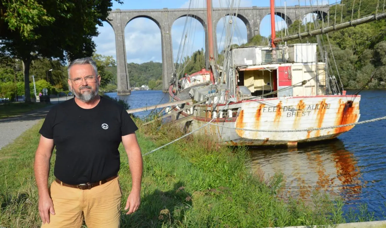 Tristan Botcazou, à Guilly Glaz, là où sont amarrées ses deux gabares la Fée de l’Aulne et l’Audiernais.