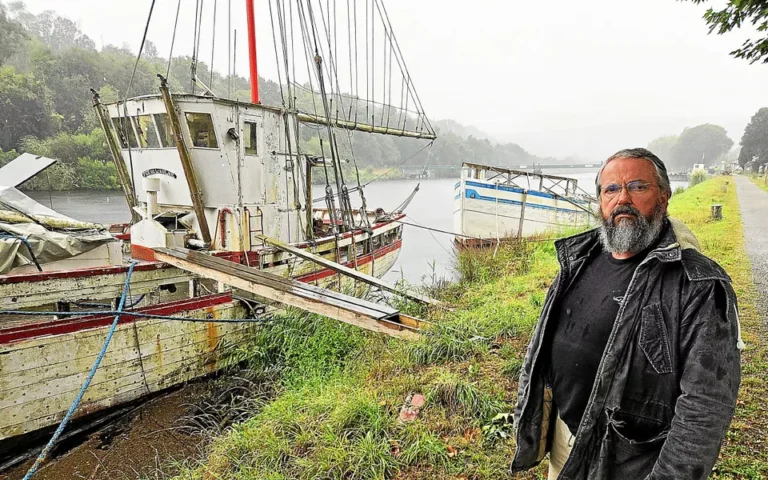 Tristan Botcazou devant ses deux voiliers